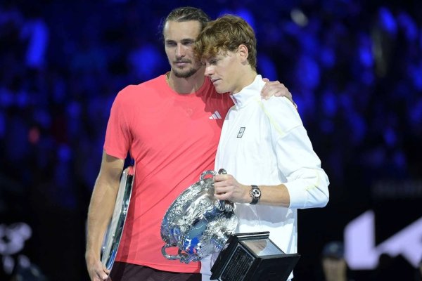 Zverev thất vọng, Djokovic và Alcaraz chúc mừng Jannik Sinner