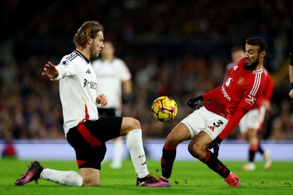 Lisandro Martinez lập công, Man Utd may mắn thắng Fulham